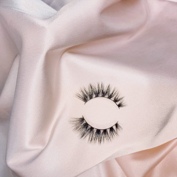 "5th & Collins" strip eyelash extension - Picture 3 of 3